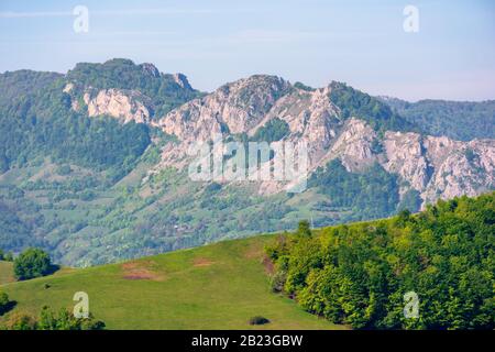 Schluchten und Berge der rumänischen Landschaft. Schöne ländliche Landschaft von valea Manastirii im Alba-Land. Wunderbares sonniges Wetter im Frühling. Stockfoto