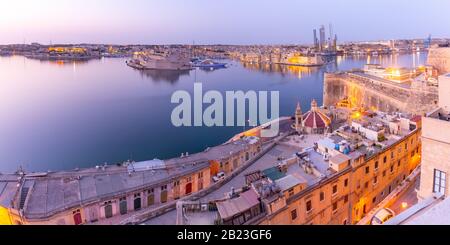 Panoramablick auf die alten Verteidigungsanlagen von Valletta, Grand Harbour und Drei befestigte Städte Birgu, Senglea und Cospicua, bei Sonnenaufgang, Valletta, Malta. Stockfoto