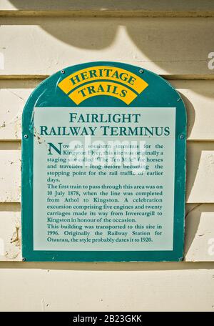 Informationsschild am Fairlight Railway Terminus, verlassene südliche Endstation für Kingston Flyer, Southland Region, South Island, Neuseeland Stockfoto