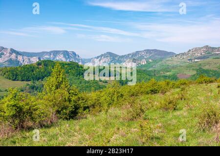 Schluchten und Berge der rumänischen Landschaft. Schöne ländliche Landschaft von valea Manastirii im Alba-Land. Wunderbares sonniges Wetter im Frühling. Stockfoto