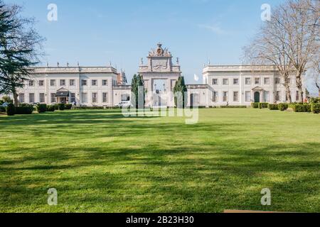 Der Palast Seteais ist ein neoklassizistischer Palast in Sintra an der portugiesischen Riviera, der als Luxushotel bekannt ist als das Tivoli Palácio de Setea Stockfoto