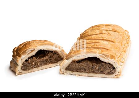 Hausgemachte Flakpasta mit Hackfleischfüllung isoliert auf Weiß Stockfoto