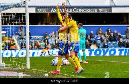 London, Großbritannien. Februar 2020. Das Kiyan Prince Foundation Stadium, London, England, am 29. Februar 2020. Scott Hogan von Birmingham City feiert das erste Tor von Birmingham City während des EFL Sky Bet Championship Matches zwischen Queens Park Rangers und Birmingham City im Kiyan Prince Foundation Stadium, London, England am 29. Februar 2020. Foto von Phil Hutchinson. Nur redaktionelle Nutzung, Lizenz für kommerzielle Nutzung erforderlich. Keine Verwendung bei Wetten, Spielen oder einer einzelnen Club-/Liga-/Spielerpublikationen. Kredit: UK Sports Pics Ltd/Alamy Live News Stockfoto