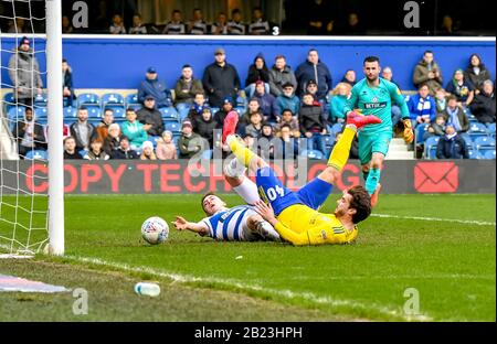 London, Großbritannien. Februar 2020. Das Kiyan Prince Foundation Stadium, London, England, am 29. Februar 2020. Scott Hogan von Birmingham City erzielt beim EFL Sky Bet Championship Match zwischen Queens Park Rangers und Birmingham City im Kiyan Prince Foundation Stadium, London, England am 29. Februar 2020 das erste Tor von Birmingham City. Foto von Phil Hutchinson. Nur redaktionelle Nutzung, Lizenz für kommerzielle Nutzung erforderlich. Keine Verwendung bei Wetten, Spielen oder einer einzelnen Club-/Liga-/Spielerpublikationen. Kredit: UK Sports Pics Ltd/Alamy Live News Stockfoto