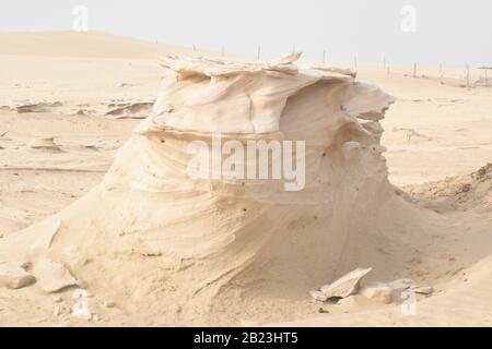 Natürliche Fossile Dünen in Abu Dhabi.Tageszeitfotografie mit Nikon-Kamera. Stockfoto