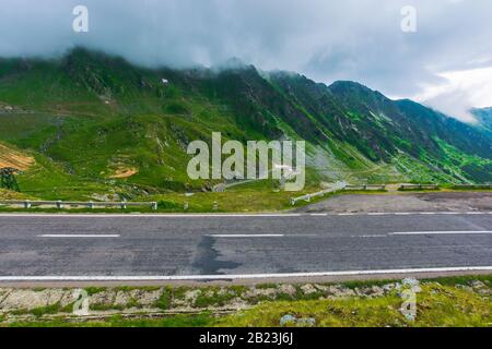 Alpenstraße durch das Bergtal. Epischer Blick auf die transfagarasan-route. Beliebtes Reiseziel. Wunderschöne Landschaft der fagaras-berge, rumänien. Stockfoto