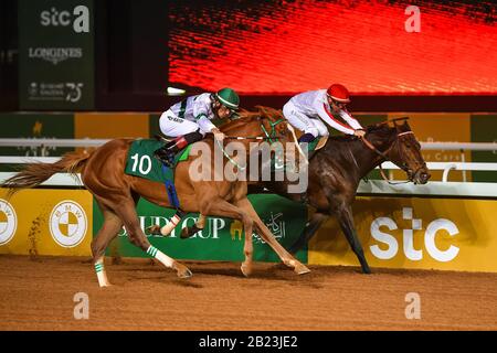 Riad, Saudi-Arabien. Februar 2020. Saudi Jockey Adel Alfouradi (L) auf dem Weg zum Sieg mit OMSIYAATEE im Jockey Club Cup Rennen beim Eröffnungsrennen Saudi Cup Credit: Feroz Khan/Alamy Live News Stockfoto