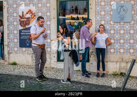 Touristen stehen vor der preisgekrönten Konditorei Pastelaria santo antonio im Viertel Alfama in Lissabon Portugal Stockfoto