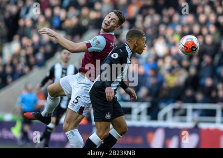 Newcastle UPON TYNE, ENGLAND - 29. FEBRUAR James Tarkowski (5) von Burnley in einer Luftkampf mit Dwight Gayle (12) von Newcastle United während des Premier-League-Spiels zwischen Newcastle United und Burnley im St. James's Park, Newcastle am Samstag, 29. Februar 2020. (Kredit: IAM Burn / MI News) Foto darf nur für redaktionelle Zwecke in Zeitungen und/oder Zeitschriften verwendet werden, Lizenz für kommerzielle Nutzung erforderlich Kredit: MI News & Sport /Alamy Live News Stockfoto