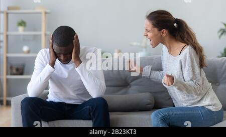 Unglückliches afroamerikanisches Paar streitig, zu Hause kämpfend Stockfoto