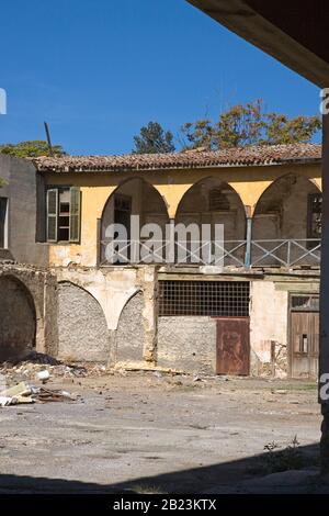 Verfallene und verlassene Kumarcilar Han (Gamblers' Inn), North Nikosia, 2012: Die Karavanserai wurde daraufhin renoviert und 2016 wieder eröffnet Stockfoto