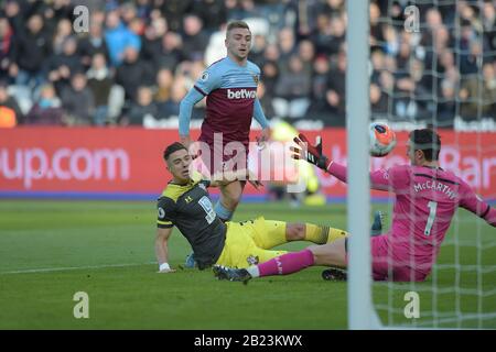 London, Großbritannien. Februar 2020. Tor Jarrod Bowen von West Ham Udd eröffnet die Punkteränge während des Spiels West Ham vs Southampton, Premier League im Londoner Stadion 29. Februar 2020 - NUR REDAKTIONELLE VERWENDUNG keine Verwendung mit nicht autorisierten Audio-, Video-, Daten-, Regellisten (außerhalb der EU), Club-/Liga-Logos oder Live-Diensten. Die Online-Nutzung im Spiel ist auf 45 Bilder beschränkt (15 in der Verlängerung). Keine Verwendung, um bewegte Bilder zu emulieren. Keine Verwendung bei Wetten, Spielen oder Einzelspielen/Liga/Spielerpublikationen/Dienstleistungen - Gutschrift: Martin DALTON/Alamy Live News Stockfoto