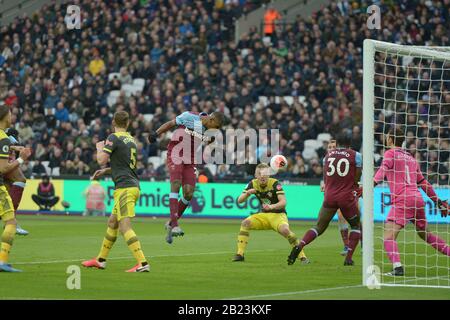 London, Großbritannien. Februar 2020. Issa Diop von West Ham Udd leitet während des West Ham vs Southampton, Premier League Matches im Londoner Stadion 29. Februar 2020 - NUR REDAKTIONELLE VERWENDUNG keine Verwendung mit nicht autorisierten Audio-, Video-, Daten-, Regellisten (außerhalb der EU), Club-/Liga-Logos oder "Live"-Diensten. Die Online-Nutzung im Spiel ist auf 45 Bilder beschränkt (15 in der Verlängerung). Keine Verwendung, um bewegte Bilder zu emulieren. Keine Verwendung bei Wetten, Spielen oder Einzelspielen/Liga/Spielerpublikationen/Dienstleistungen - Gutschrift: Martin DALTON/Alamy Live News Stockfoto