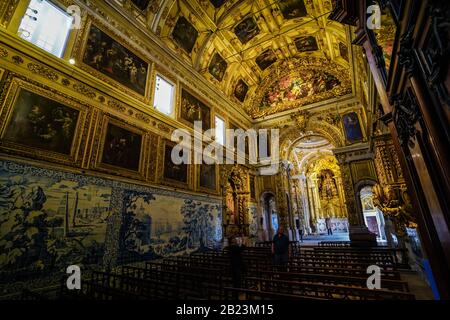 Kapelle mit detaillierter Golddekoration im Museum Nacional do Azulejo, einem berühmten Kultur- und Kunstmuseum in Lissabon Portugal Stockfoto