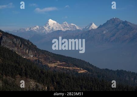 Gangkhar Puensum (Weißer Gipfel der Drei Spirituellen Brüder) ist der heilige Berg von Bhutan. Er ist der höchste nicht bestiegene Berg (7570 m) der Erde. Stockfoto