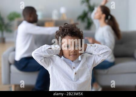 Ärgern Sie den afroamerikanischen Jungen, der unter dem Konflikt der Eltern leidet Stockfoto