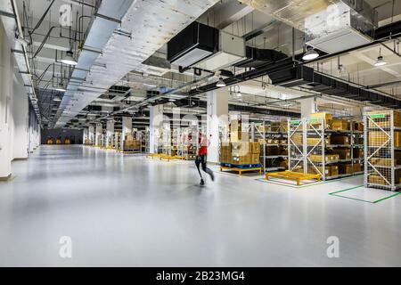 Peking, CHINA - 03. JUNI 2019: Moderne Automatisierung der Lagerproduktion in China. Stockfoto