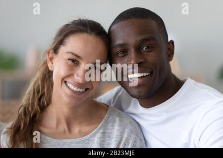 Kopfschuss Porträt glücklich lächelnder afroamerikanischer Mann und Frau Stockfoto