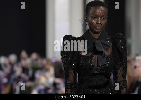 Paris, Frankreich. Februar 2020. Im Rahmen der Fashion Week am Samstag, 2. Februar 2020 in Paris wird ein Modell während der Show von Elie Saab auf den Laufsteg gebracht. Foto von Eco Clement/UPI Credit: UPI/Alamy Live News Stockfoto