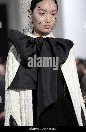 Paris, Frankreich. Februar 2020. Im Rahmen der Fashion Week am Samstag, 2. Februar 2020 in Paris wird ein Modell während der Show von Elie Saab auf den Laufsteg gebracht. Foto von Eco Clement/UPI Credit: UPI/Alamy Live News Stockfoto