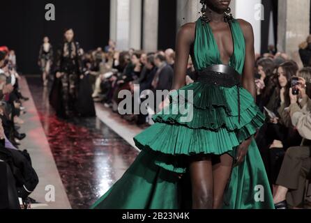 Paris, Frankreich. Februar 2020. Im Rahmen der Fashion Week am Samstag, 2. Februar 2020 in Paris wird ein Modell während der Show von Elie Saab auf den Laufsteg gebracht. Foto von Eco Clement/UPI Credit: UPI/Alamy Live News Stockfoto