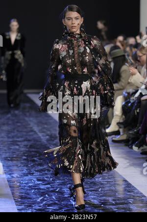 Paris, Frankreich. Februar 2020. Im Rahmen der Fashion Week am Samstag, 2. Februar 2020 in Paris wird ein Modell während der Show von Elie Saab auf den Laufsteg gebracht. Foto von Eco Clement/UPI Credit: UPI/Alamy Live News Stockfoto