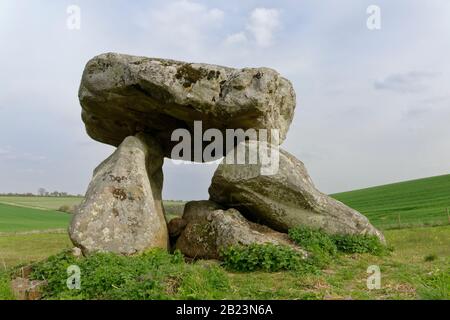 The Devil's den, die Überreste einer neolithischen Grabkammer oder eines Dolmen im Fyfield Down National Nature Reserve, The Ridgeway, Wiltshire, Großbritannien. Stockfoto