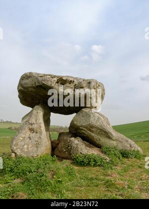 The Devil's den, die Überreste einer neolithischen Grabkammer oder eines Dolmen im Fyfield Down National Nature Reserve, The Ridgeway, Wiltshire, Großbritannien. Stockfoto