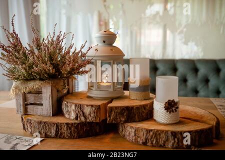 Rosa Heather im Topf, Geschenkbox mit Spitze Bow, Chrysantheme, Kerzen, vintage Fensterläden auf Hintergrund Stockfoto
