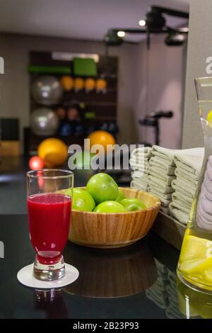 Entgiften Sie pflanzliches Getränk. Gesunder Entgiftungsaft im Glas im Fitnessstudio Stockfoto