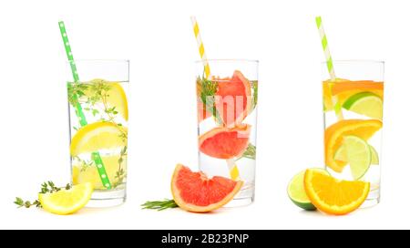 Verschiedene von Zitrusfrüchten infundierte Detox-Wassergetränke in Gläsern mit Papierstraten, die auf weißem Hintergrund isoliert sind Stockfoto