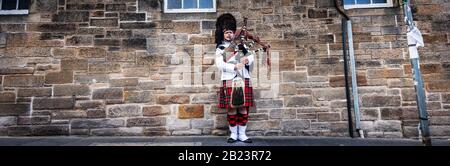 Schottland, GROSSBRITANNIEN - 30. MAI 2019: Schottischer Pfifferfahrer in traditionellen Kostümspielen auf der Straße von Edinburgh. Stockfoto