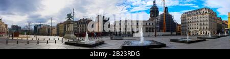 Panoramablick auf den jaude-platz und Wasserdüsen in Clermont-Ferrand. Puy-de-Dôme, Frankreich. Stockfoto