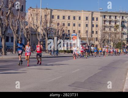 Bari, ITALIEN - 16. FEBRUAR 2020: Marathonläufer der Amateure, die am "Running Heart"-Rennen am Ufer von Bari in Apulien teilnehmen. Stockfoto