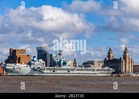 Der neueste Flugzeugträger der Royal Navy, die "HMS Prince of Wales", nahm den Liverpooler Pierhead bei einem Besuch mit freundlicher Genehmigung ab. Stockfoto