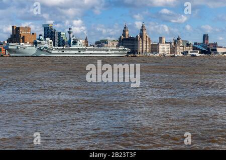 Der neueste Flugzeugträger der Royal Navy, die "HMS Prince of Wales", nahm den Liverpooler Pierhead bei einem Besuch mit freundlicher Genehmigung ab. Stockfoto