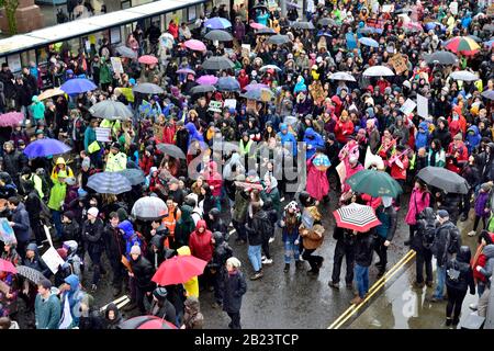 Menschenmenge im Regen, viele mit bunten Regenschirmen beim Klima-Protest märz Bristol England 28. Februar 2020 Stockfoto