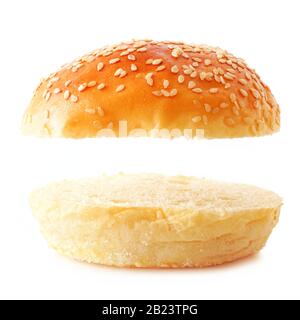 Öffnen Sie Sesam-Samenhamburger auf weißem Hintergrund. Oben und unten isoliert mit Kopierbereich. Stockfoto