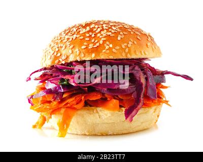 Pfropfiger, fleischloser Burger mit Rotkohl, isoliert auf weißem Grund. Gesundes Essen, pflanzliches Fleischersatzkonzept. Stockfoto