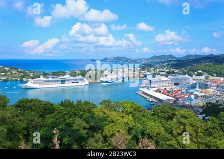 Castries, Saint Lucia - 23. November 2019. Panoramasicht auf Schiffe Serenade der Meere, Marella 2 Explorer und Aida im Hafen angedockt Stockfoto