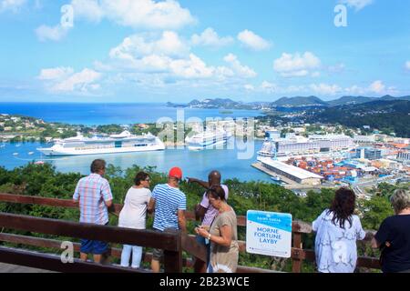 Castries, Saint Lucia - 23. November 2019. Taxifahrer/Tour-Betreiber, der Touristen vom Kreuzfahrtschiff im Hafen gibt, Informationen über die Insel Stockfoto