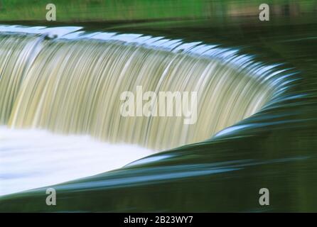 Großbritannien. Wales. Denbighshire. Llangollen. Horseshoe Falls weir am River Dee in der Nähe der Llantysilio Hall. Stockfoto