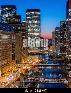 Luftaufnahme des Chicago River in der Dämmerung Stockfoto