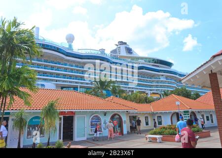 Castries, Saint Lucia - 23. November 2019. Touristen, die vor Geschäften in Pointe Seraphine umziehen. Stockfoto