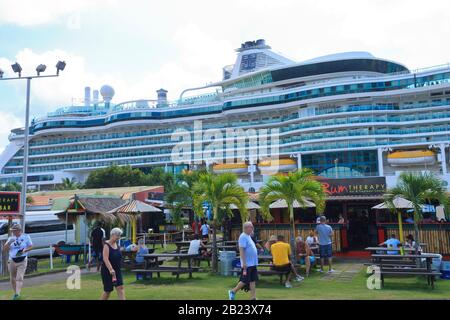 Castries, Saint Lucia - 23. November 2019. Touristen, sitzend, essen und trinken und einkaufen, im Hintergrund die Serenade der Meere Stockfoto