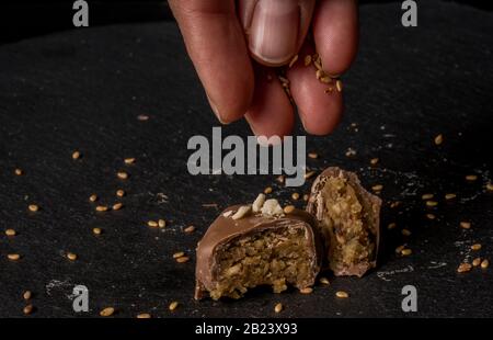 Hausgemachte Karamell belgische Pralinen auf dunklem Hintergrund Stockfoto