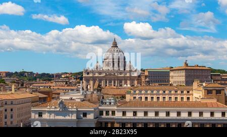 Schöne Luftaufnahme auf der St. Peter's Basilica (berühmten römischen Sehenswürdigkeiten) und alten klassischen Gebäuden der Vatikan auf dem Hintergrund von Wolken. Sc Stockfoto