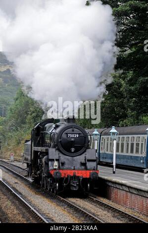 Die Dampflok Nr. 75029 ist "The Green Knight" auf Volldampf in der Nähe des Bahnhofs Grosmont, Teil der NYMR (North Yorkshire Moors Railway) in No Stockfoto