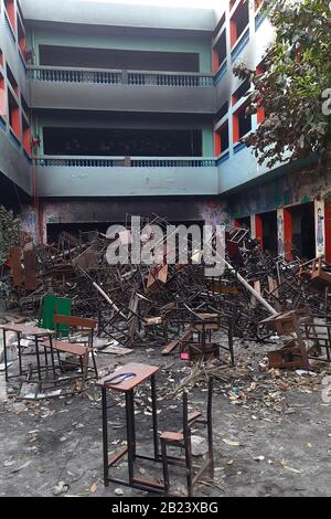 Delhi, Indien. Februar 2020. Allgemeiner Blick auf verbrannte und beschädigte Schultische auf einem Schulhof in der Gegend von Shiv Vihar im Nordosten Delhis nach Krawallen über Indiens neues Staatsbürgerschaftsgesetz. Kredit: Siddhartha Kumar / dpa / Alamy Live News Stockfoto