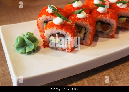 Kalifornien Maki Sushi mit Masago. Masago draußen Stockfoto